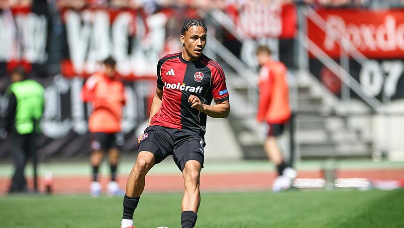 Der vom FC Augsburg ausgeliehene Au&szlig;enverteidiger Henri Koudossou z&auml;hlte auch zu den verabschiedeten FCN-Profis. (Archivbild)