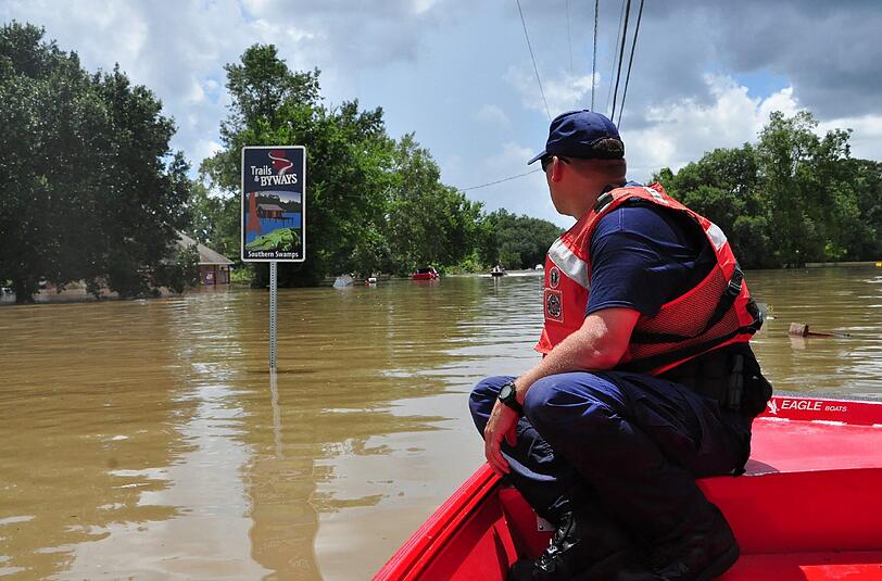 Mehr als 30 000 Menschen und 1000 Haustiere wurden bislang in Louisiana aus überfluteten Häusern und Fahrzeugen gerettet. Foto: Uscg / Po First Class Melissa Leake