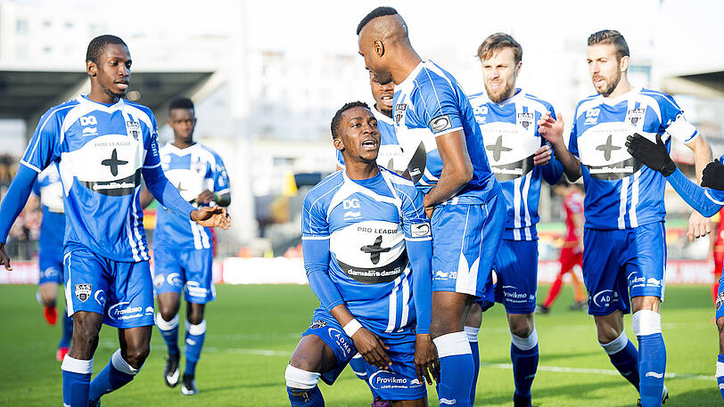 Henry Onyekuru (Bildmitte, knieend) lässt sich von den Teamkollegen für seinen Treffer gegen Oostende feiern. Der nigerianische Angreifer kam in seiner Premierensaison in der Jupiler Pro League in 18 Spielen auf acht Tore und sechs Vorlagen. Der 19-Jährige hatte im Dezember 2016 Angebote von RB Leipzig, 1899 Hoffenheim, ZSKA Moskau und Fenerbahce Istanbul vorliegen.