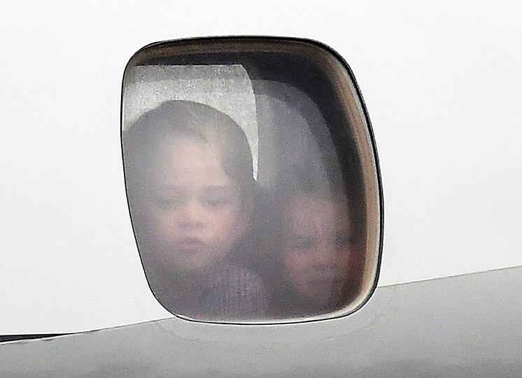 Kurz nach der Landung am Montag in Warschau: Prinz George und Prinzessin Charlotte.