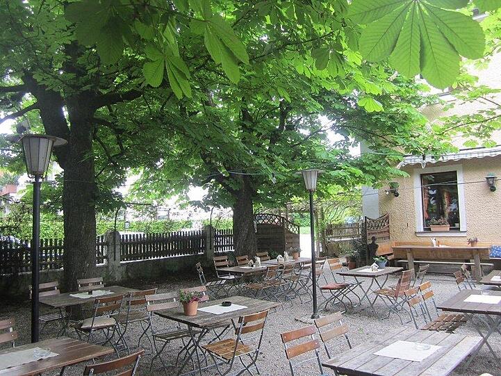 Auch die vier alten Kastanien im Biergarten der Wirtschaft müssen weichen.