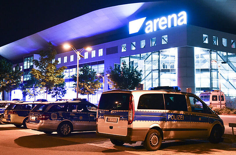 Einsatzfahrzeuge der Polizei stehen am 14.05.2015 in Mannheim (Baden-Württemberg) vor der SAP-Arena. Das Finale der zehnten Staffel der Castingshow "Germany's Next Topmodel" wurde abgebrochen.