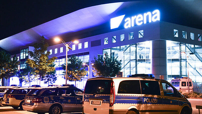 Einsatzfahrzeuge der Polizei stehen am 14.05.2015 in Mannheim (Baden-Württemberg) vor der SAP-Arena. Das Finale der zehnten Staffel der Castingshow "Germany's Next Topmodel" wurde abgebrochen. Einsatzfahrzeuge der Polizei stehen am 14.05.2015 in Mannheim (Baden-Württemberg) vor der SAP-Arena. Das Finale der zehnten Staffel der Castingshow "Germany's Next Topmodel" wurde abgebrochen.