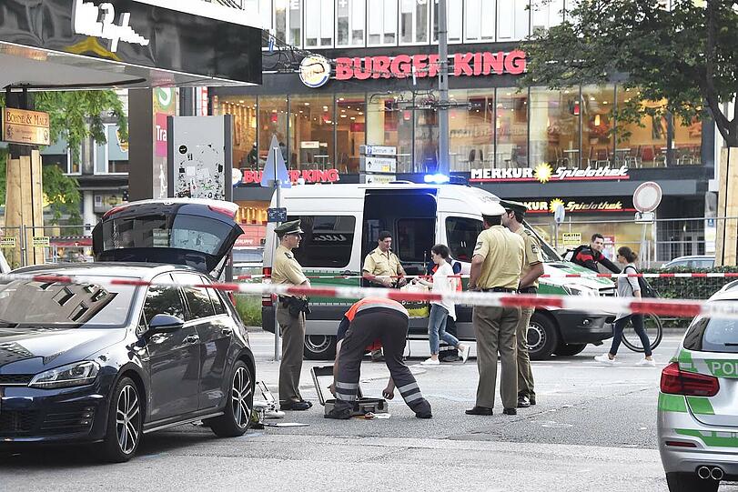 Schrecklicher Unfall: Eine 82-Jährige wird mitsamt ihrem elektrischen Rollstuhl unter einem Transporter eingeklemmt.