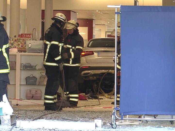 Nach Angaben der Feuerwehr schoss das Auto eine fünfstufige Treppe hoch, durchbrach die gläsernen Eingangstüren und blieb mit zwei Rädern über einem Lichthof hängen.