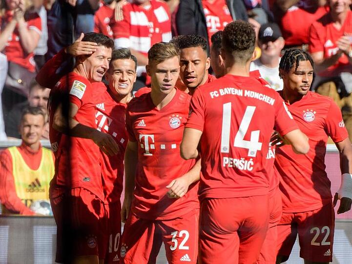 Robert Lewandowski mit Philippe Coutinho, Joshua Kimmich, Corentin Tolisso, Ivan Perisic und Serge Gnabry. Foto: Matthias Balk/Archivbild