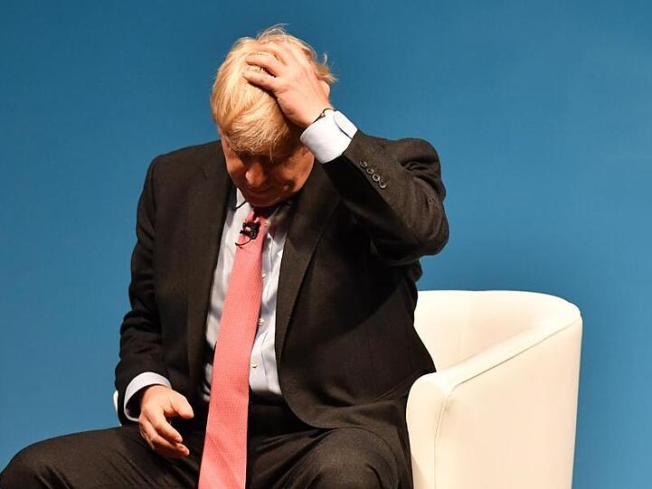 Boris Johnson, Favorit im Rennen um das Amt des konservativen Parteivorsitzenden und britischen Premierministers, fasst sich während einer Wahlkampfveranstaltung an den Kopf.
