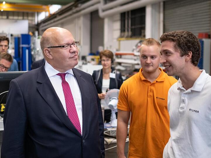 Bundeswirtschaftsminister Peter Altmaier (CDU) beim Besuch des Maschinenherstellers Albrecht Bäumer GmbH.