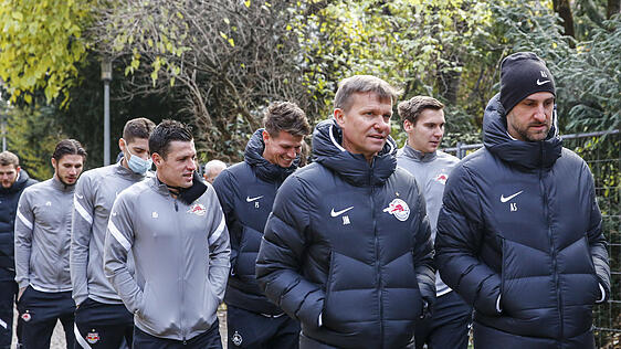 Das Team um Salzburg-Trainer Jesse Matsch beim Spaziergang durch München.