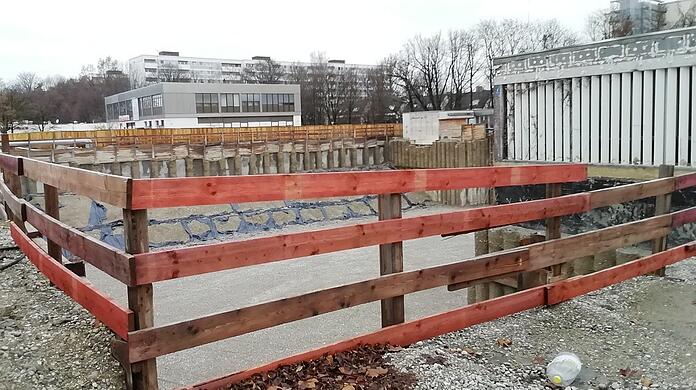 Seit Monaten geht auf dieser Baustelle in Fürstenried nichts voran. Hier will der Investor Büschl eigentlich rund 160 Wohnungen bauen.