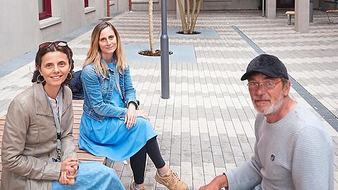 Krzysztof (52) ist noch nicht lange obdachlos. Seit November schläft er im Schiller und hat den Umzug mitgemacht. Seit sechs Wochen empfangen Leiterin Andreea Garlonta (l.) und Sozialarbeiterin Natasa (38) ihre Gäste in den neuen Räumen.