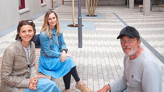 Krzysztof (52) ist noch nicht lange obdachlos. Seit November schläft er im Schiller und hat den Umzug mitgemacht. Seit sechs Wochen empfangen Leiterin Andreea Garlonta (l.) und Sozialarbeiterin Natasa (38) ihre Gäste in den neuen Räumen.