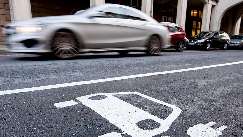 Im Alltagsbetrieb auf der Stra&szlig;e sind Plug-in-Hybride laut Fraunhofer ISI deutlich durstiger als auf dem Papier. (Archivbild)