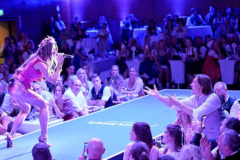 Jubelt seiner Tochter Joelina auf der Bühne zu: Schlager-Legende Jürgen Drews bei der Angermaier-Trachtennacht am Dienstag in der Alten Kongresshalle in München. Jubelt seiner Tochter Joelina auf der Bühne zu: Schlager-Legende Jürgen Drews bei der Angermaier-Trachtennacht am Dienstag in der Alten Kongresshalle in München.