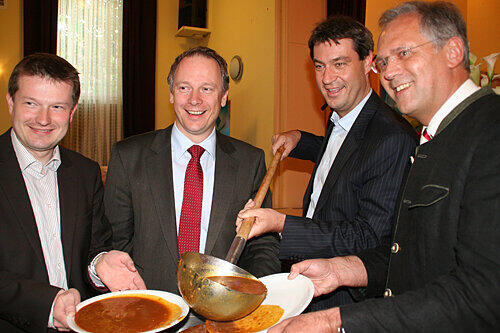 Martin Kastler, Georg Fahrenschon, Markus Söder & Richard Bartsch (v. l.) mit Gulasch.