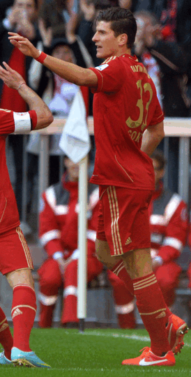 MARIO GOMEZ: Note 3.
Wenn Gomez zuhause von Beginn an spielt, dann trifft er: Perfekter Abschluss beim 2:0 &ndash; gut gewartet, platziert ins Eck geschossen. Hätte noch zwei, drei Tore mehr erzielen können. So bleibt&rsquo;s erstmal bei acht Saisontoren.