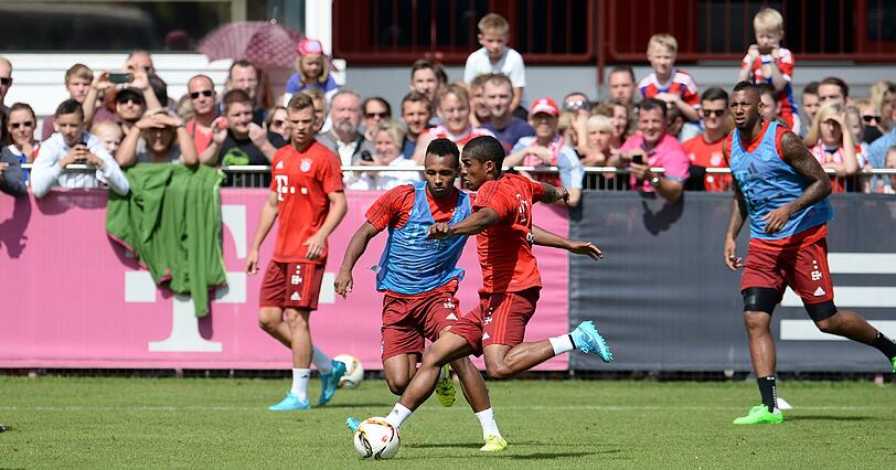 Zweikampf, Kraft, Ausdauer: So schuften die Bayern-Stars beim öffentlichen Training an der Säbener Straße.