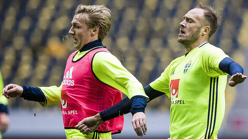 Emil Forsberg (links) und Andreas Granqvist im Trainer der schwedischen Nationalelf.