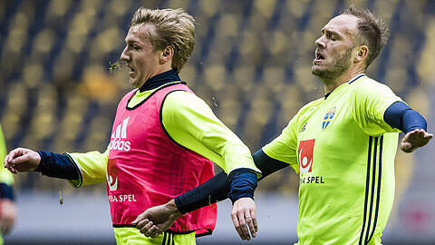 Emil Forsberg (links) und Andreas Granqvist im Trainer der schwedischen Nationalelf.