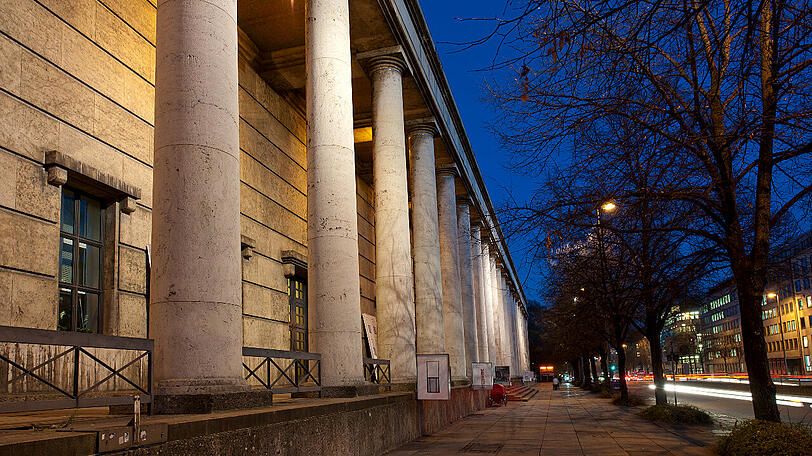 Das Haus der Kunst in München gilt über die Grenzen Deutschlands hinaus als eine der wichtigsten Ausstellungsstätten für Moderne Kunst. Der Architekt Paul L. Troost entwarf das Gebäude 1932.