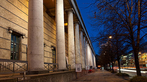 Das Haus der Kunst in München gilt über die Grenzen Deutschlands hinaus als eine der wichtigsten Ausstellungsstätten für Moderne Kunst. Der Architekt Paul L. Troost entwarf das Gebäude 1932.