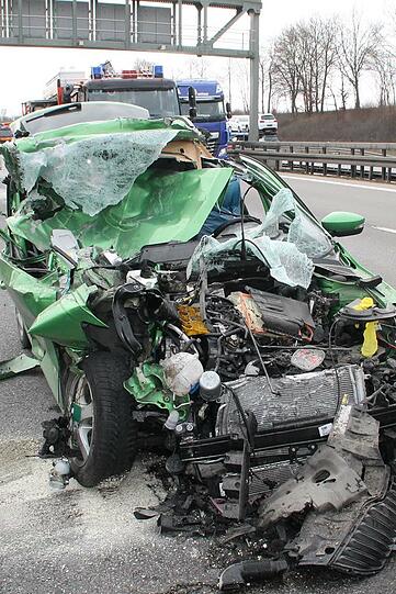 Wie durch ein Wunder konnte der Pkw-Fahrer aus diesem Wrack lebend gerettet werden.