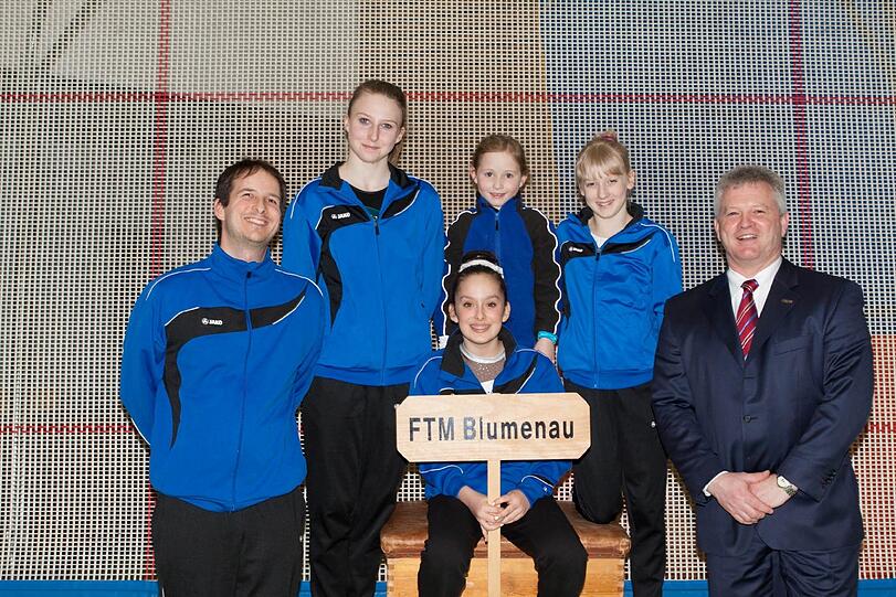So schaut Erfolg aus: Ein Bild von den Gewinnerinnen, von Trainer und Kampfrichter.