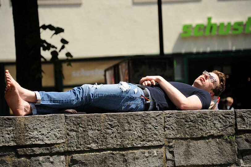 Dieser junge Mann döst am Rindermarkt in der Sonne.