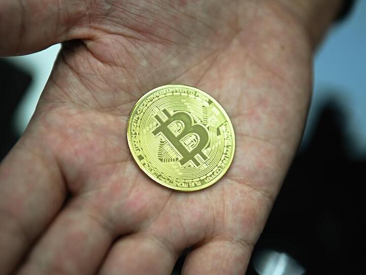 Eine nachgemachte Münze mit dem Bitcoin-Logo.