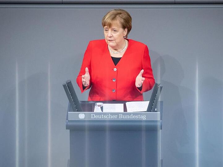 Angela Merkel bei ihrer Regierungserklärung zum bevorstehenden EU-Gipfel im Bundestag.