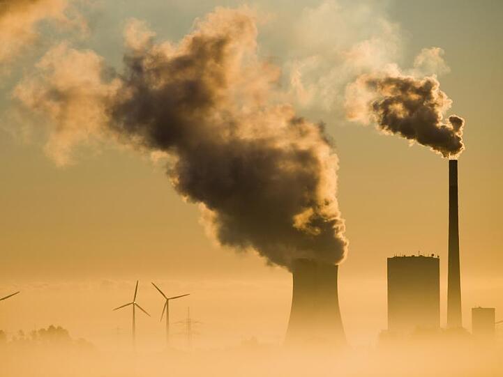 Die gesamten Einnahmen aus einem höheren CO2-Preis sollen zur Senkung der EEG-Umlage verwendet und so den Bürgern zurückgegeben werden.