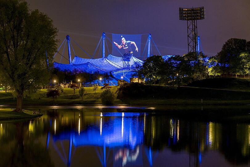 Nur noch 100 Tage: Mit einer aufwendigen Lichtinstallation machen die Veranstalter auf den bevorstehenden Sport-Höhepunkt aufmerksam.