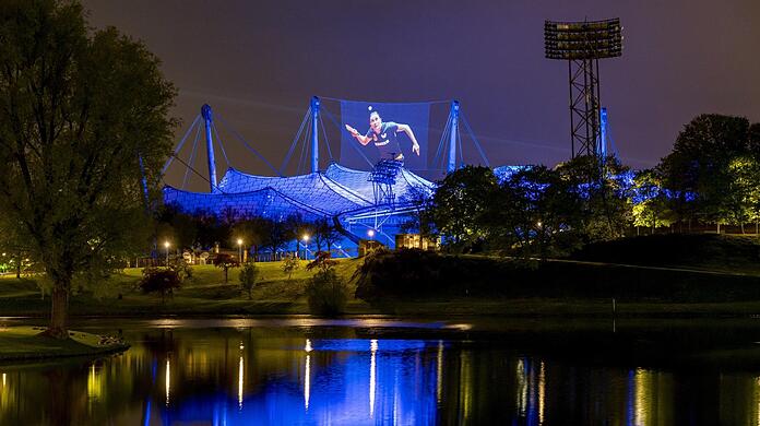 Nur noch 100 Tage: Mit einer aufwendigen Lichtinstallation machen die Veranstalter auf den bevorstehenden Sport-Höhepunkt aufmerksam.