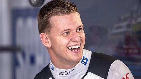 Mick Schumacher hat gut lachen: Im Urlaub zeigt er sich ganz verliebt.