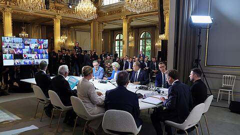 Kanzler Merz nahm per Video an dem Treffen in Paris teil.