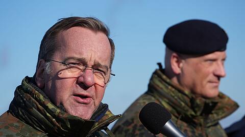 "Das B&uuml;ndnis ist geschlossen, es ist handlungsf&auml;hig und handlungsbereit, es ist einsatzbereit und zugleich zeigt es, was die europ&auml;ischen Partner innerhalb der Nato leisten", sagte Verteidigungsminister Boris Pistorius (SPD) als Beobachter der &Uuml;bung.