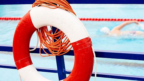 Ein acht Jahre alter Junge ist drei Tage nach einem Unfall in einem Freibad gestorben. (Symbolbild)