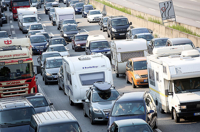 Dichter Verkehr auf der A7. Bald sind Urlauber aus allen deutschen Bundesländern auf Achse.