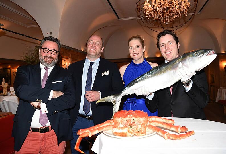 Die neue Gastgeber-Generation (v. l.): Stephan Kuffler, Sebastian Kuffler, Daisy Rosemeyer-Elbers und Anton Graf von Faber-Castell &ndash; mit Kingfish und Königskrabbe &ndash; begrüßen die 400 Gäste.