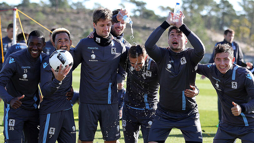 Bevor es zum Ausflug nach Lissabon ging, schufteten die Löwen nochmal im Training. Acht mehr oder weniger angeschlagene Spieler fehlten dabei. Beim Fußball-Tennis triumphierte wie am Vortag das Team um Ivica Olic - mit Romuald Lacazette, Daylon Claasen, Maximilian Wittek und dem ekstatisch mit Wasserflaschen-Pokal feiernden Sebastian Boenisch.