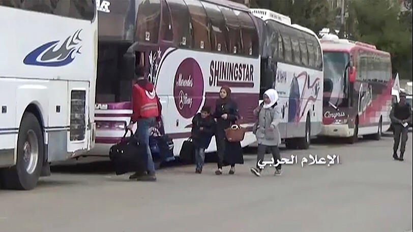 Der von der syrischen Regierung kontrollierten militärischen Pressestelle zu Verfügung gestellte Video Crop zeigt in Madaya (Syrien) Busse, mit denen syrische Rebellen und deren Familien evakuiert werden. Nach einem Abkommen zwischen Regierungskräften und Rebellen haben in Syrien Tausende Zivilisten und Kämpfer vier belagerte Orte verlassen.