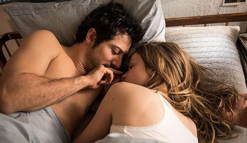 Wenn aus einer Wohngemeinschaft Liebe wird: Julian (Fahri Yardim) und Hannah (Sylvia Hoeks) verlieben sich.