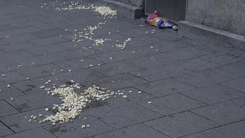 Chaos nach den Angriffen. Die Polizei muss den Kadaver des erschossenen Rottweilers abtransportieren.