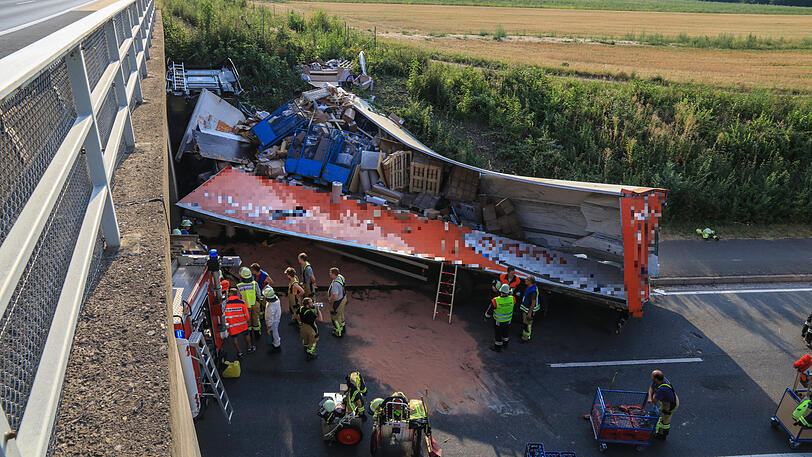 Der Lastwagen wurde komplett zerstört, der Fahrer mit schweren Verletzungen ins Krankenhaus gebracht. Die Bilder vom Unfallort.