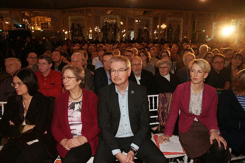Die Veranstaltung in der Theaterfabrik war gut besucht, die Stimmung teils ziemlich aufgeheizt.