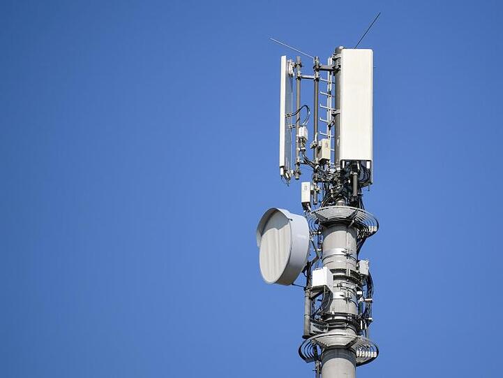Derzeit läuft die Auktion der 5G-Mobilfunkfrequenzen in Deutschland. Die Gebote der Telekommunikationsunternehmen hatten zuletzt die Schwelle von sechs Milliarden Euro übersprungen.
