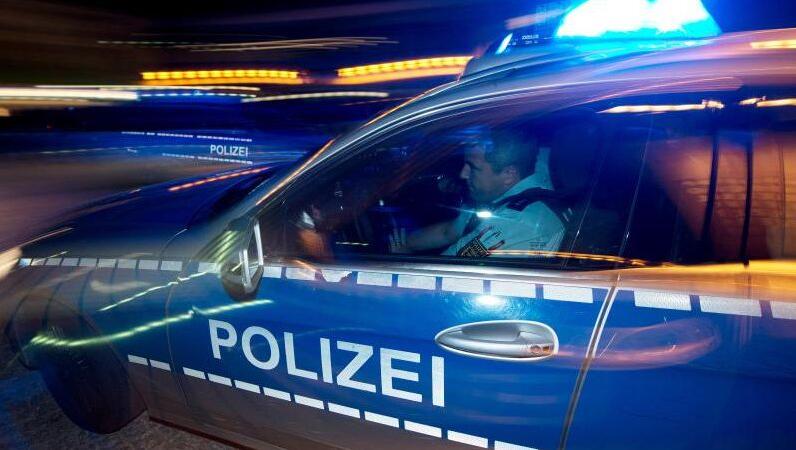 Eine Polizeistreife fährt zu einem Einsatz. Foto: Patrick Seeger/dpa/Archivbild Eine Polizeistreife fährt zu einem Einsatz. Foto: Patrick Seeger/dpa/Archivbild