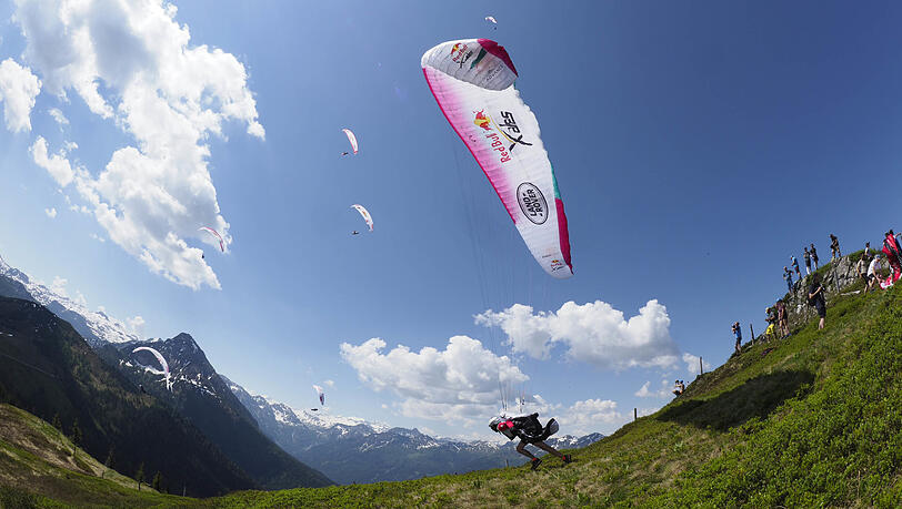 Fliegen ist schön: Beim Extremwettkampf Red-Bull-X-Alps durchqueren die Athleten die Alpen von Ost nach West und wieder zurück, nur mit Gleitschirm und Wanderschuhen.
