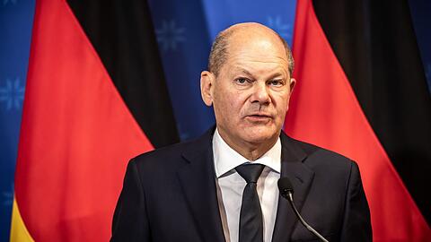 Bundeskanzler Olaf Scholz nimmt an der Pressekonferenz nach dem Treffen mit den Regierungschefs der baltischen Staaten teil.