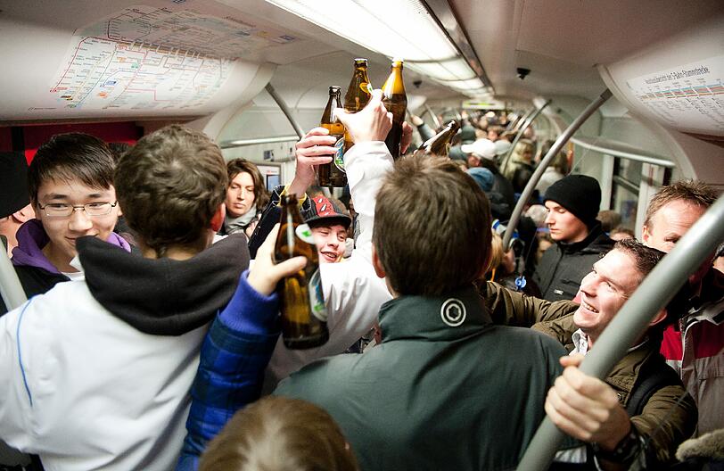 Bei dem über Facebook organisierten "Abschiedstrinken" in der Münchner S-Bahn haben rund 2.000 Menschen beim Feiern für erhebliche Sachbeschädigungen gesorgt.